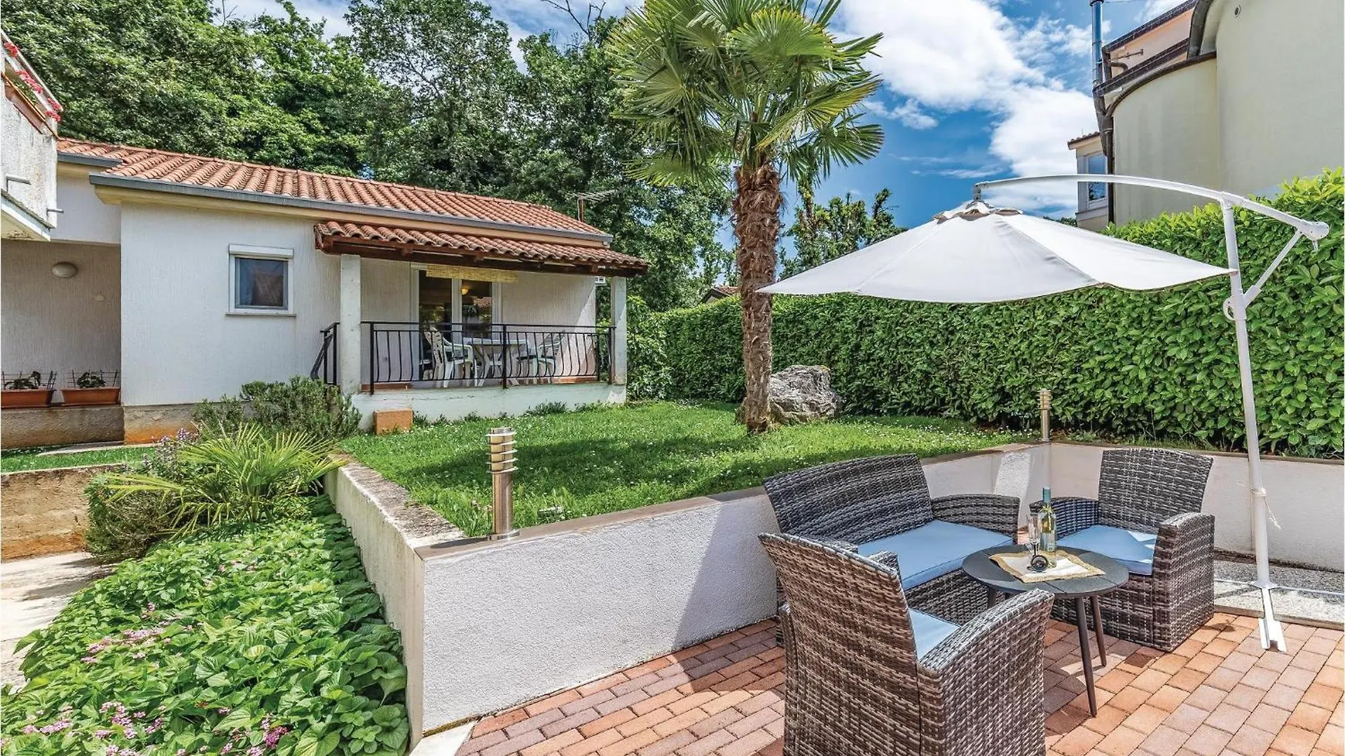 2 Bedroom Amazing Home In Πόρετς 0*,