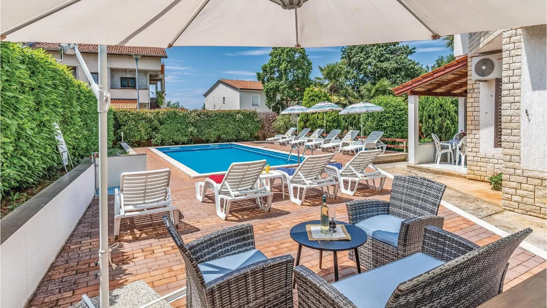 2 Bedroom Amazing Home In Πόρετς 0*,